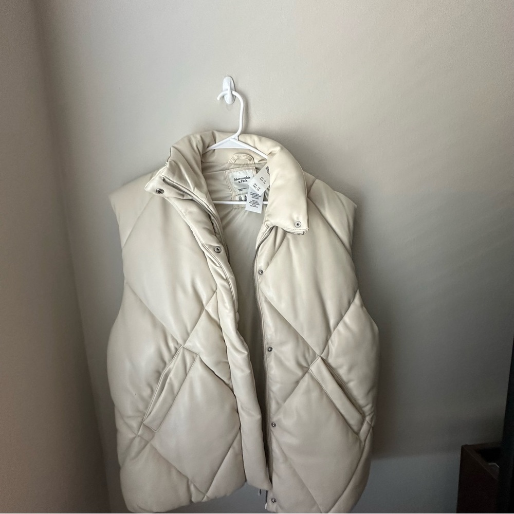 Abercrombie & Fitch oversized quilted cream puffer jacket. Size medium, NWT